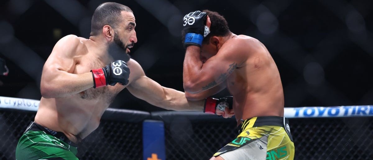 Belal Muhammad (red gloves) fights Gilbert Burns (blue gloves) during UFC 288 at Prudential Center.