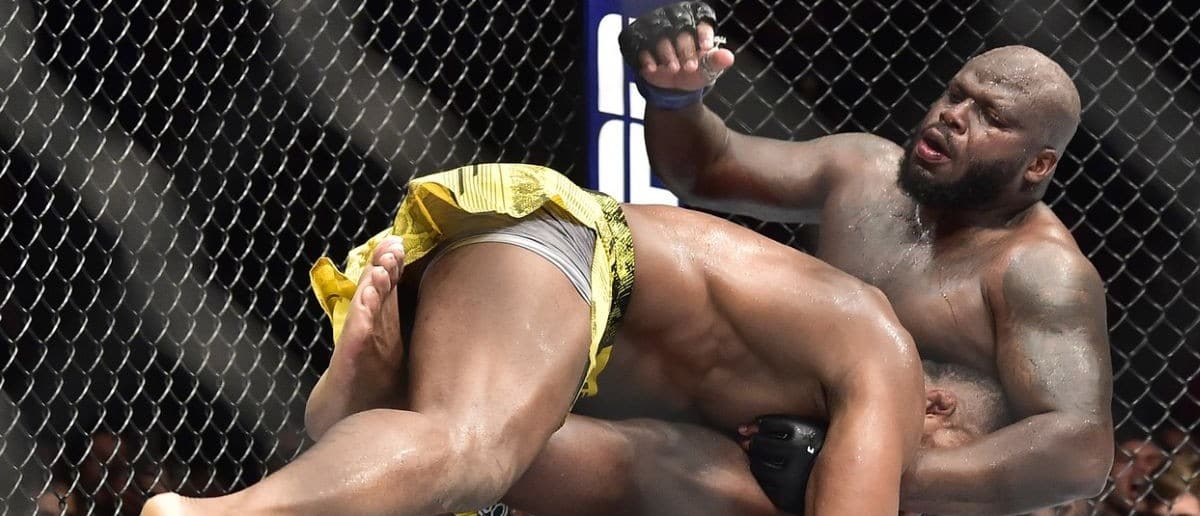 Jailton Almeida (red gloves) fights Derrick Lewis (blue gloves) during UFC Fight Night at Ibirapuera Arena.