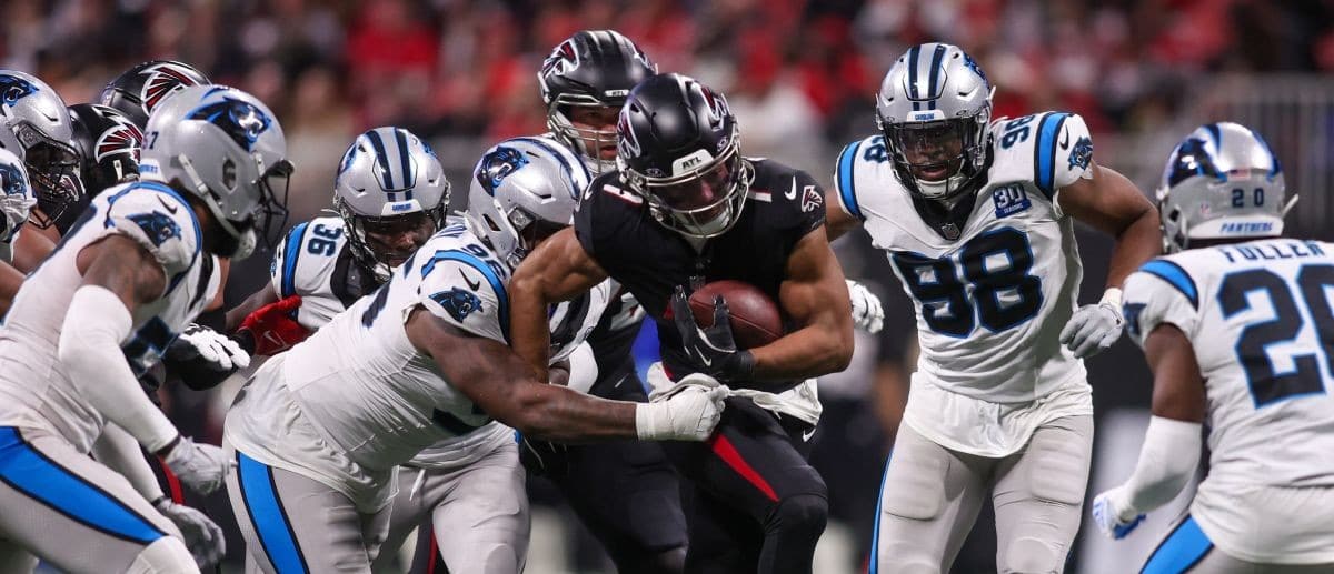 Atlanta Falcons running back Bijan Robinson (7) runs the ball against the Carolina Panthers in the fourth quarter at Mercedes-Benz Stadium.