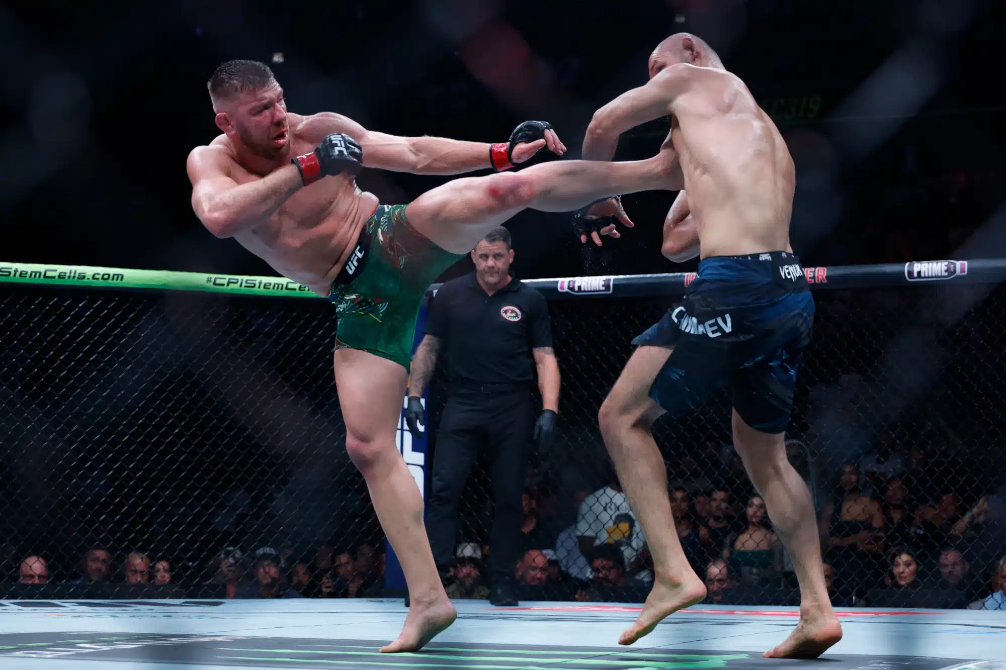 Aug 16, 2025; Chicago, Illinois, UNITED STATES; Dricus Du Plessis Murphy (red gloves) fights Khamzat Chimaev (blue gloves) during UFC 319 at United Center. 