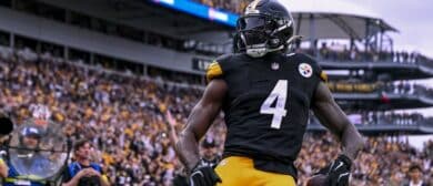 Pittsburgh Steelers wide receiver DK Metcalf (4) makes a catch for a touchdown during the fourth quarter at Acrisure Stadium.