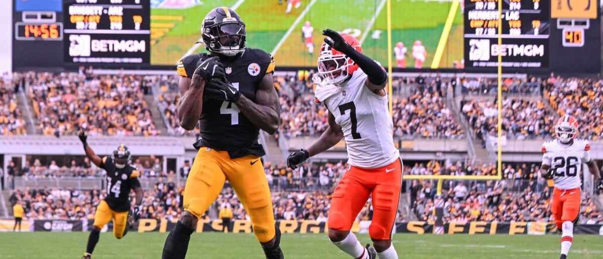 Pittsburgh Steelers wide receiver DK Metcalf (4) catches a touchdown in front of Cleveland Browns defensive back Tyson Campbell during the fourth quarter at Acrisure Stadium.