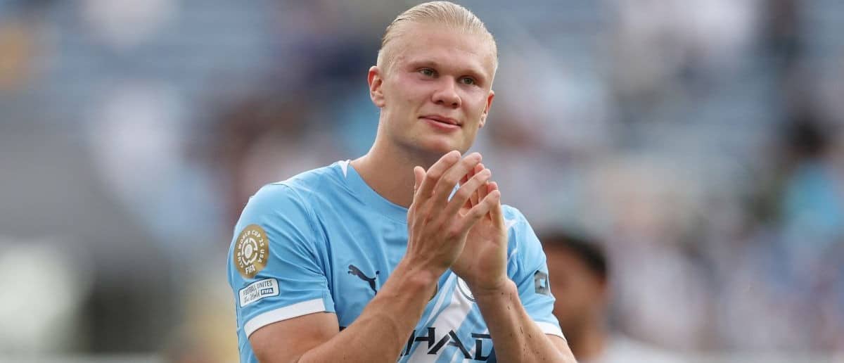 Manchester City forward Erling Haaland (9) applauds fans after a group stage match of the 2025 FIFA Club World Cup at Camping World Stadium.