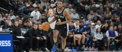 San Antonio Spurs guard De'Aaron Fox (4) dribbles up the court in the first half against the Memphis Grizzlies at Frost Bank Center.