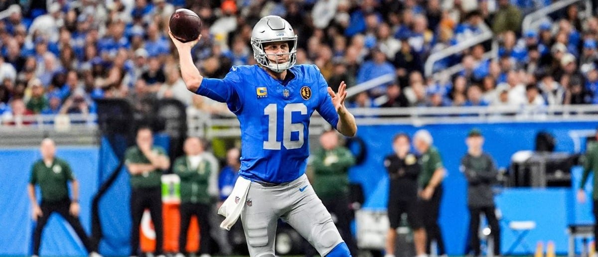 Detroit Lions quarterback Jared Goff (16) makes a pass against Green Bay Packers during the second half at Ford Field in Detroit on Thursday, Nov. 27, 2025.
