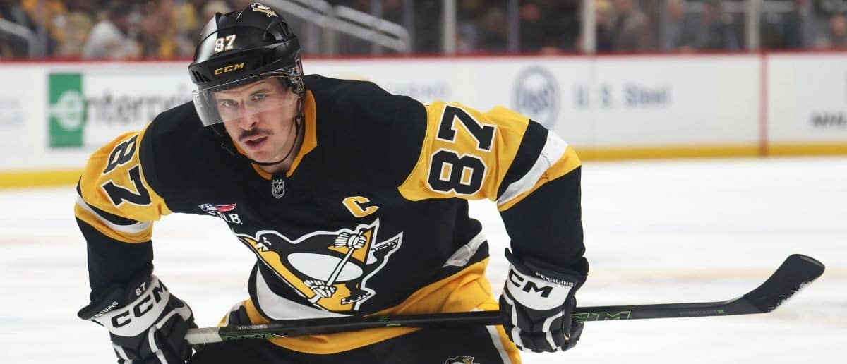 Pittsburgh Penguins center Sidney Crosby (87) prepares to take a third period face-off against the Buffalo Sabres at PPG Paints Arena.