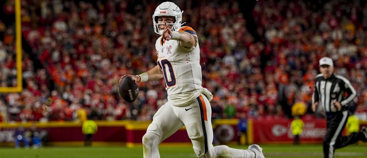 Denver Broncos quarterback Bo Nix (10) throws a toucdown pass during the fourth quarter at GEHA Field at Arrowhead Stadium.