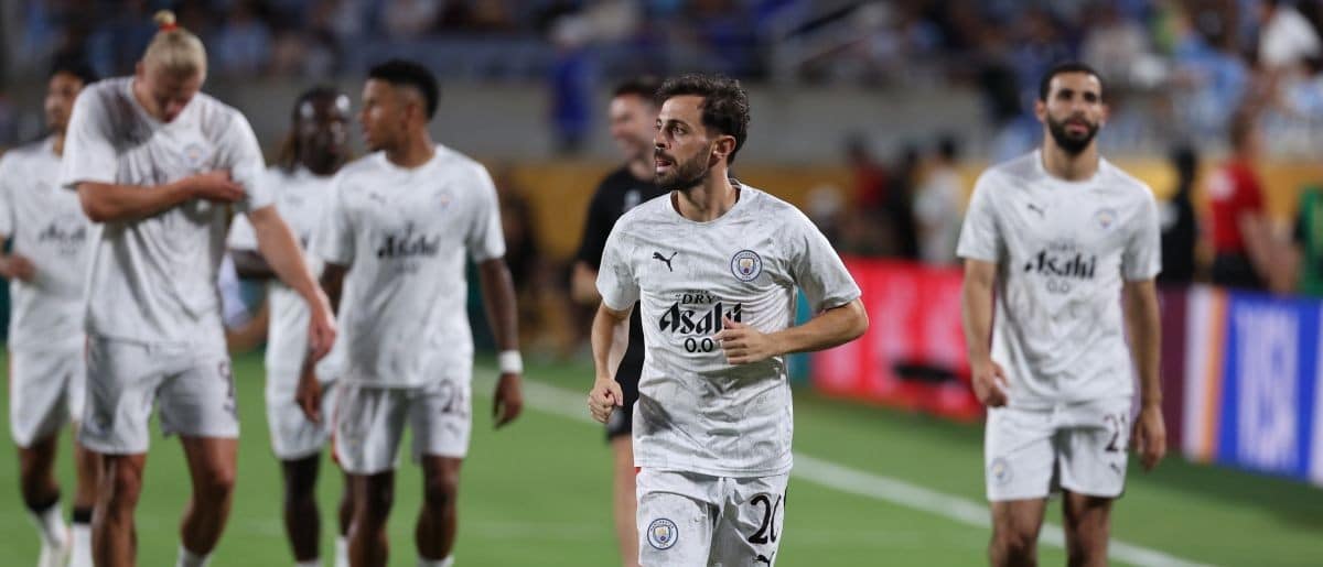 Manchester City midfielder Bernardo Silva (20) warms up before a round of 16 match of the 2025 FIFA Club World Cup at Camping World Stadium