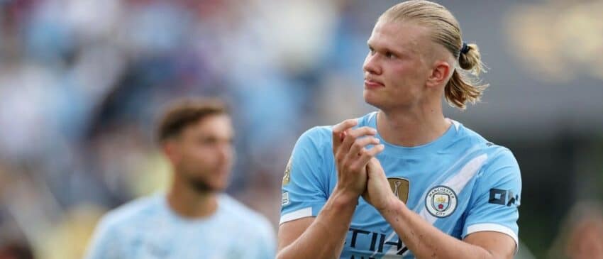 Manchester City forward Erling Haaland (9) applauds fans after a group stage match of the 2025 FIFA Club World Cup at Camping World Stadium.