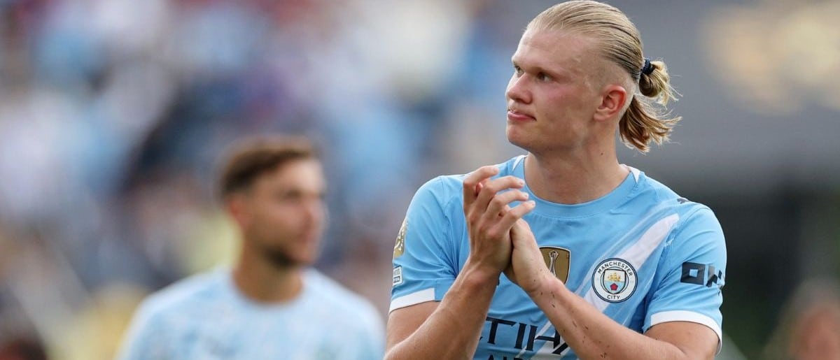 Manchester City forward Erling Haaland (9) applauds fans after a group stage match of the 2025 FIFA Club World Cup at Camping World Stadium.