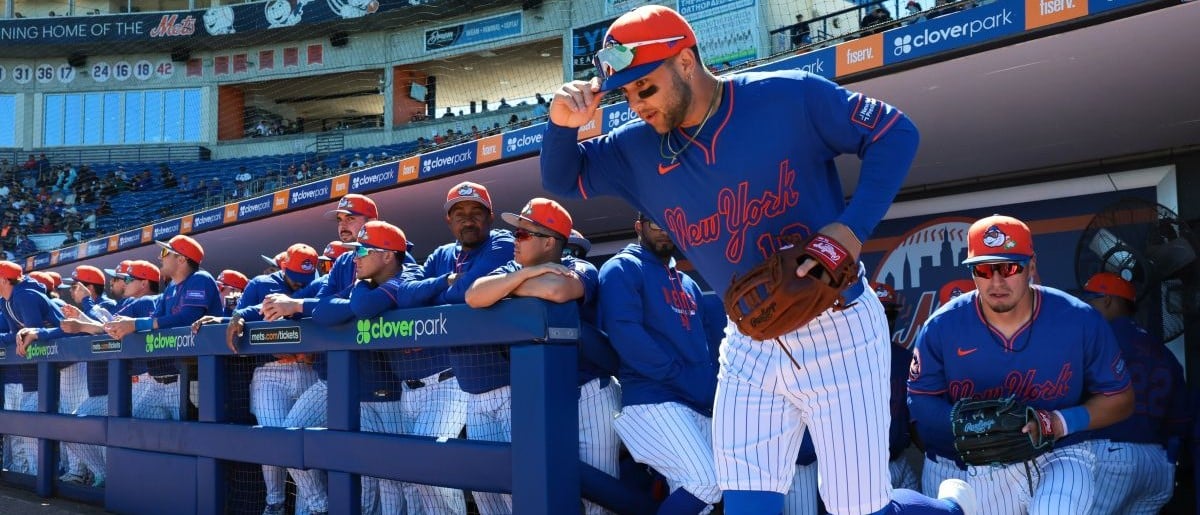 New York Mets third baseman Bo Bichette (19) runs onto the field before the game against the Houston Astros at Clover Park
