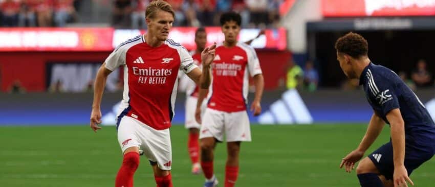 Arsenal midfielder Martin Odegaard (8) dribbles the ball during the second half against the Manchester United at SoFi Stadium