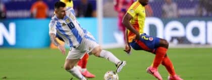 Argentina forward Lionel Messi (10) controls the ball against Colombia in the first half during the Copa America Final at Hard Rock Stadium.