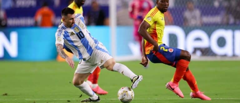 Argentina forward Lionel Messi (10) controls the ball against Colombia in the first half during the Copa America Final at Hard Rock Stadium.