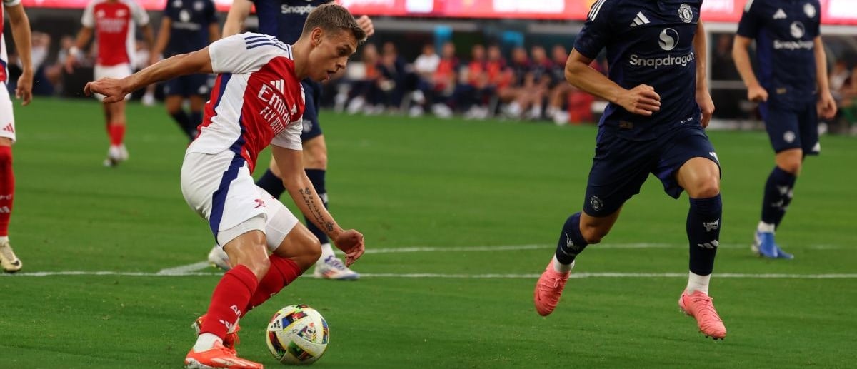 Arsenal midfielder Leandro Trossard (19) dribbles the ball during the second half against the Manchester United at SoFi Stadium.