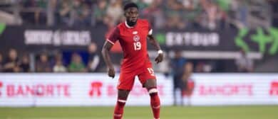 Canada defender Alphonso Davies (19) dribbles the ball against Mexico during the first half at AT&T Stadium
