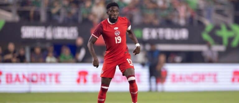 Canada defender Alphonso Davies (19) dribbles the ball against Mexico during the first half at AT&T Stadium