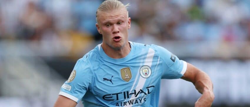 Manchester City forward Erling Haaland (9) controls the ball against Juventus FC during the second half during a group stage match of the 2025 FIFA Club World Cup at Camping World Stadium