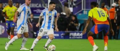 Argentina forward Lionel Messi (10) dribbles the ball against Colombia during the first half of the Copa America final at Hard Rock Stadium.
