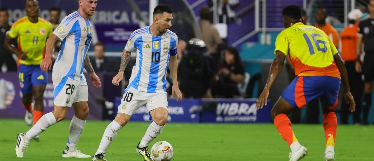 Argentina forward Lionel Messi (10) dribbles the ball against Colombia during the first half of the Copa America final at Hard Rock Stadium.