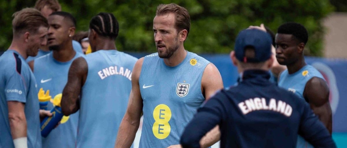Forward Harry Kane, center, walks the field as the England national football team works out at The Gardens North County District Park in Palm Beach Gardens, Fla., on June 2, 2026.