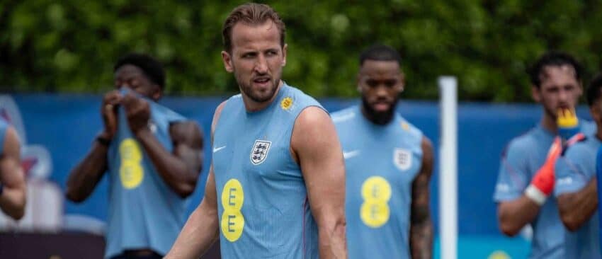 Forward Harry Kane, center, walks the field as the England national football team works out at The Gardens North County District Park in Palm Beach Gardens, Fla., on June 2, 2026.