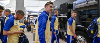 Sweden forward Viktor Gyokeres (center) smiles to the fans as the Sweden men's national team arrives for the 2026 FIFA World Cup at Dallas Fort Worth International Airport