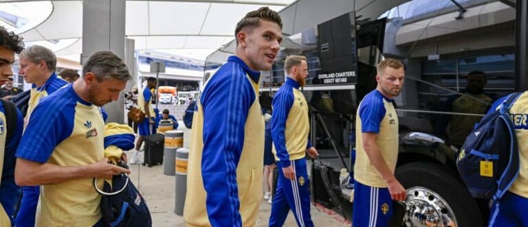 Sweden forward Viktor Gyokeres (center) smiles to the fans as the Sweden men's national team arrives for the 2026 FIFA World Cup at Dallas Fort Worth International Airport