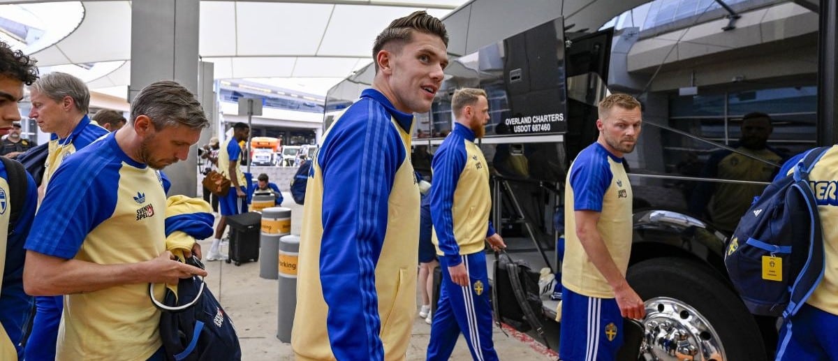 Sweden forward Viktor Gyokeres (center) smiles to the fans as the Sweden men's national team arrives for the 2026 FIFA World Cup at Dallas Fort Worth International Airport