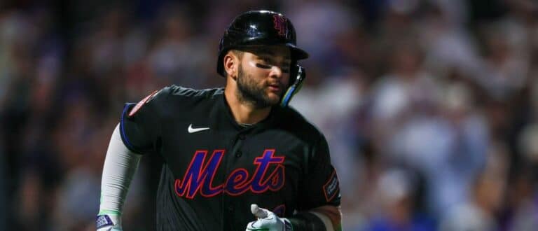 New York Mets third baseman Bo Bichette (19) hits a solo home run during the sixth inning against the Chicago Cubs at Citi Field.