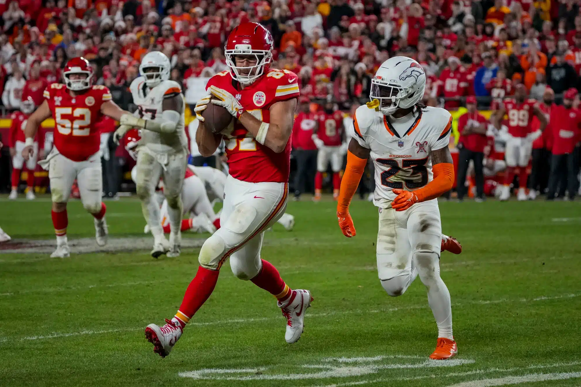 Dec 25, 2025; Kansas City, Missouri, USA; Kansas City Chiefs tight end Travis Kelce (87) makes a catch during the fourth quarter at GEHA Field at Arrowhead Stadium.