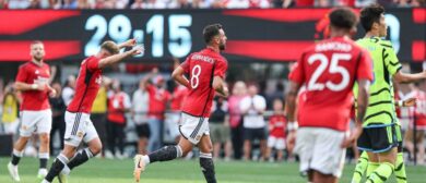 Manchester United midfielder Bruno Fernandes (8) celebrates his goal with teammates during the first half against Arsenal at MetLife Stadium.