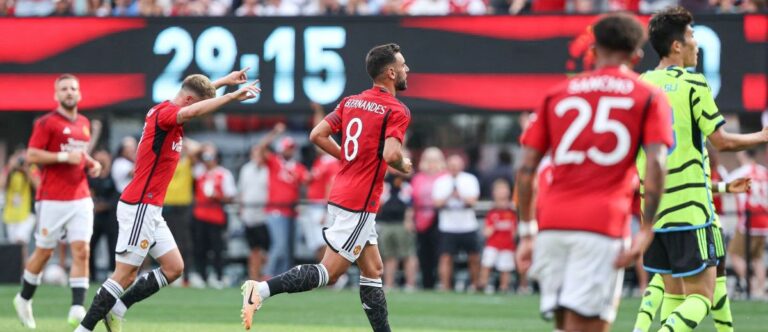 Manchester United midfielder Bruno Fernandes (8) celebrates his goal with teammates during the first half against Arsenal at MetLife Stadium.